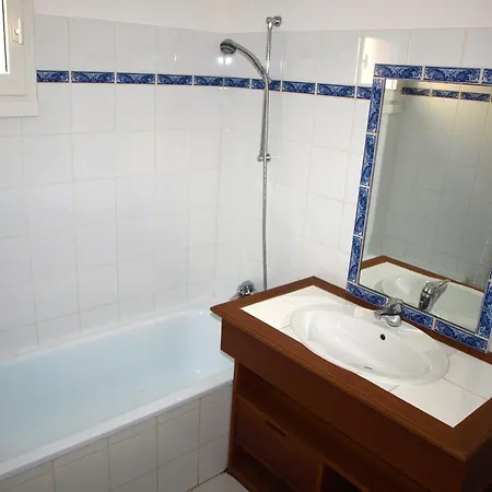 Maison A Avec Piscine Chauffee, Proche Et Commerces - Fr-1-323-377